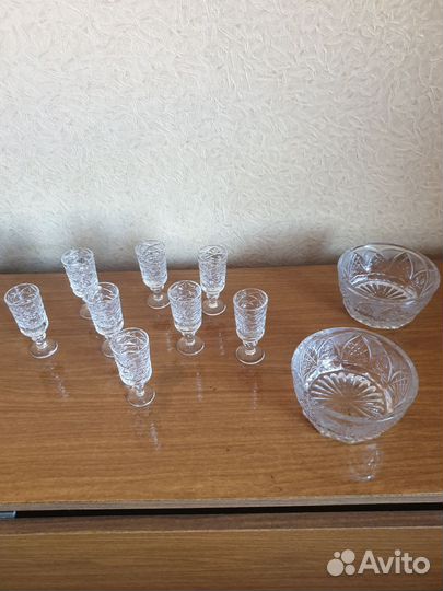 Хрустальные рюмки, вазы