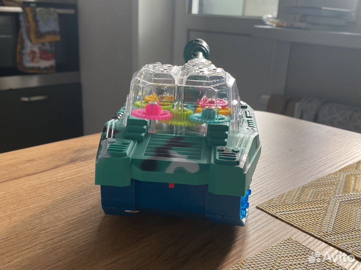 Танк музыкальный световой сам едет игрушка