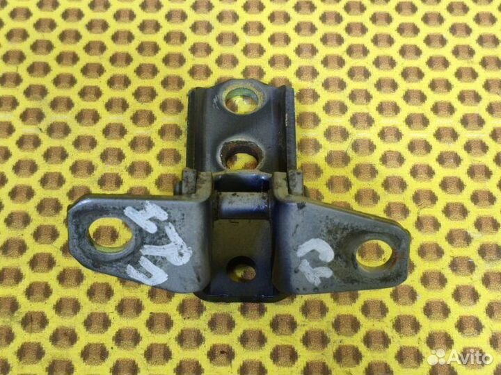 Петля двери передняя нижняя правая Mitsubishi