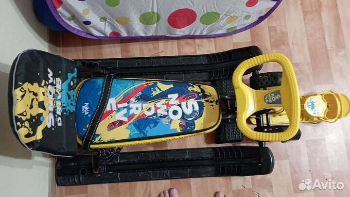 Детский снегокат с колесами и ручкой