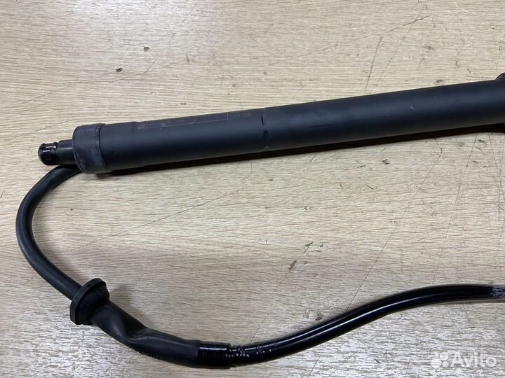 Амортизатор крышки багажника левый Toyota Rav4 50