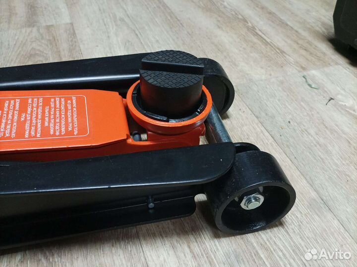 Домкрат гидравлический подкатной 2.5т