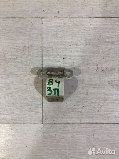 Петля крышки багажника правая skoda yeti 1.2 DSG