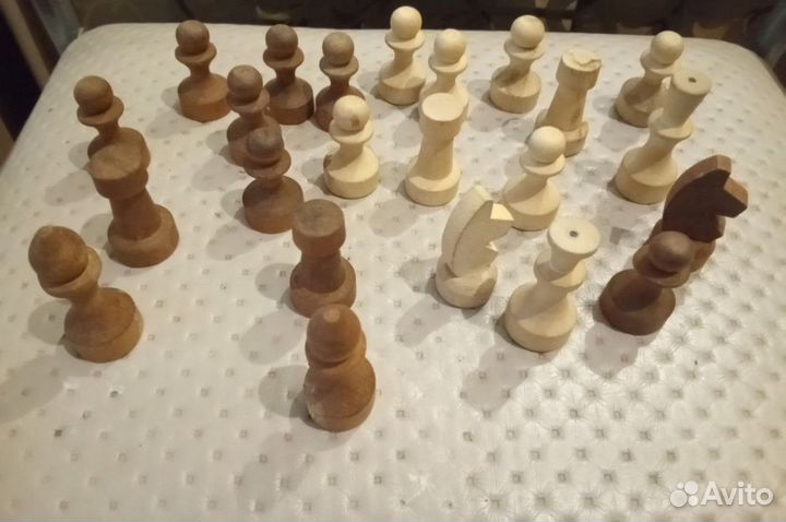 Шахматные фигурки из дерева
