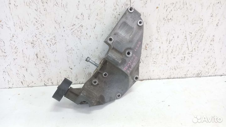 Кронштейн генератора Ford Focus 3