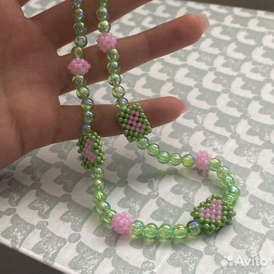 Ожерелье из бусин и бисерных элементов