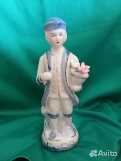 Фарфоровая статуэтка