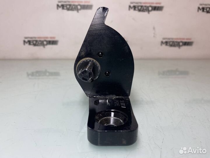 Петля задней правой двери Mercedes W213