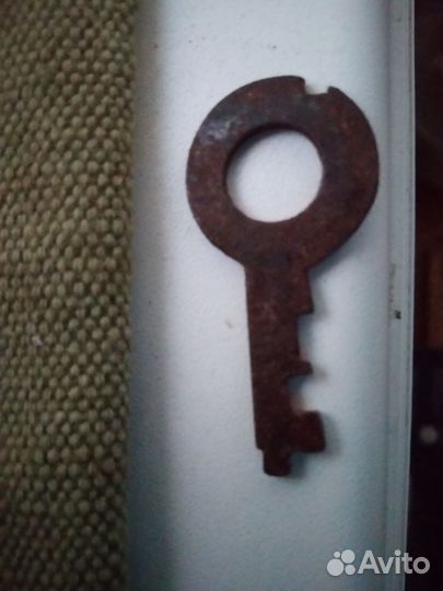 Ключи старинные и 2 шт. из цветмета