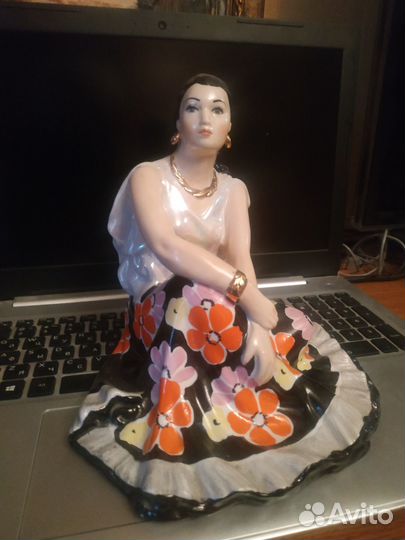 Фарфоровая статуэтка Цыганка