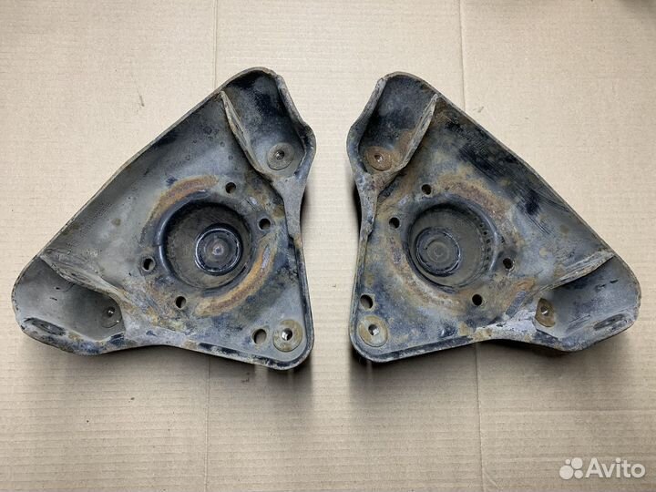 Кронштейн переднего амортизатора Audi a4 a6 VW b5