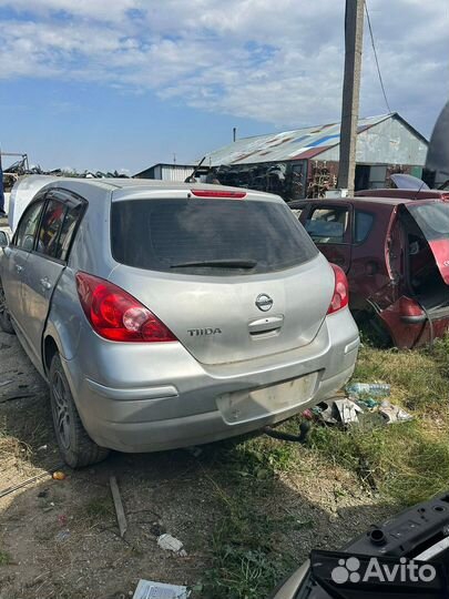 В разборке Nissan Tiida (Ниссан Тиида)