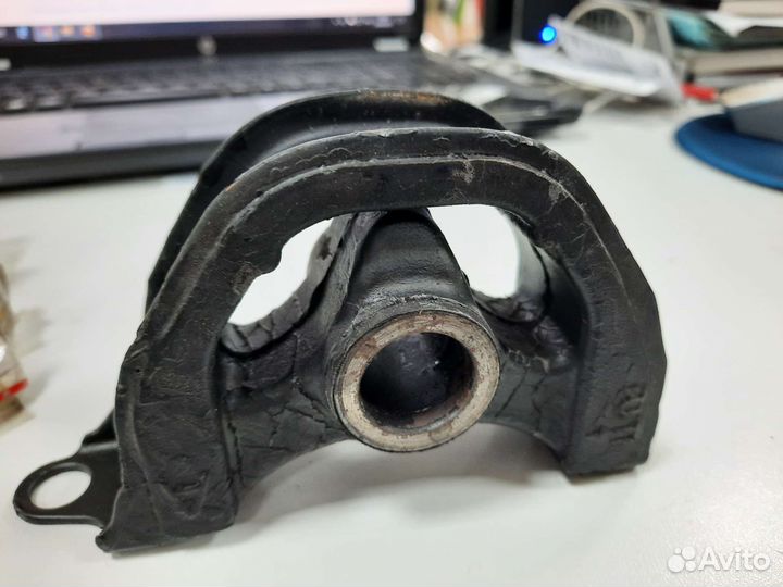 Подушка двигателя Honda 50841-SR3-984