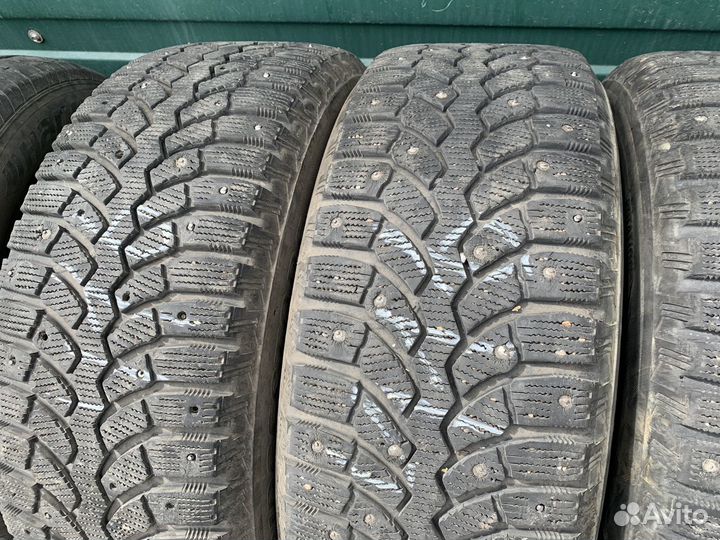 Bridgestone Blizzak Spike-01 215/60 R16