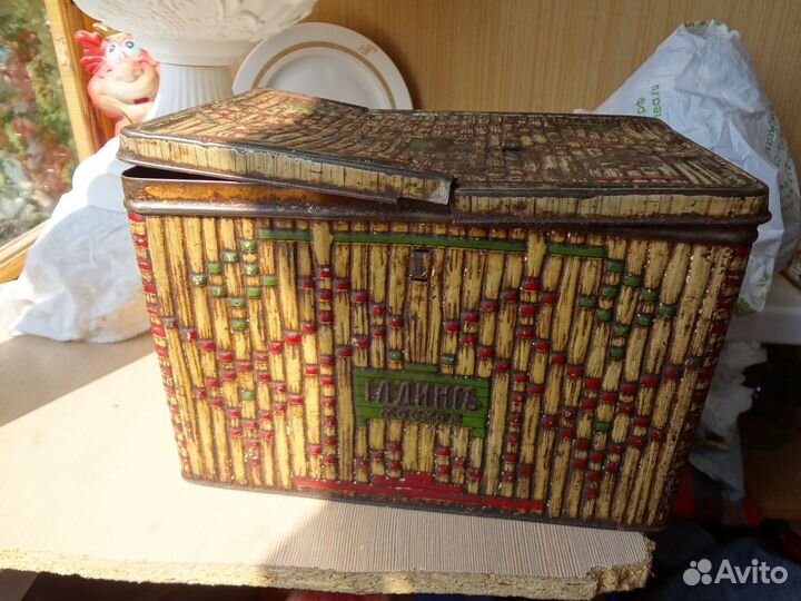 Жестяная старинная коробка