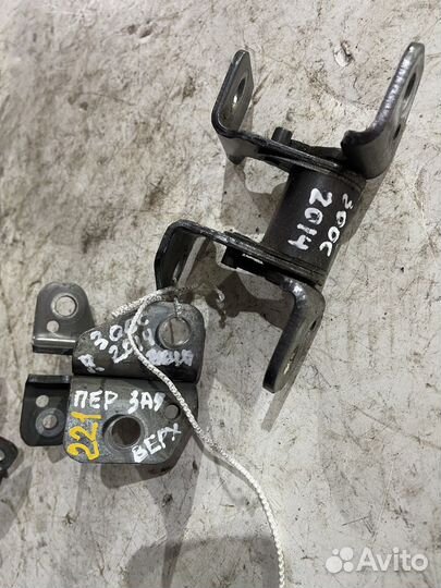 Петли задней левой двери джип гранд чероки 2014+