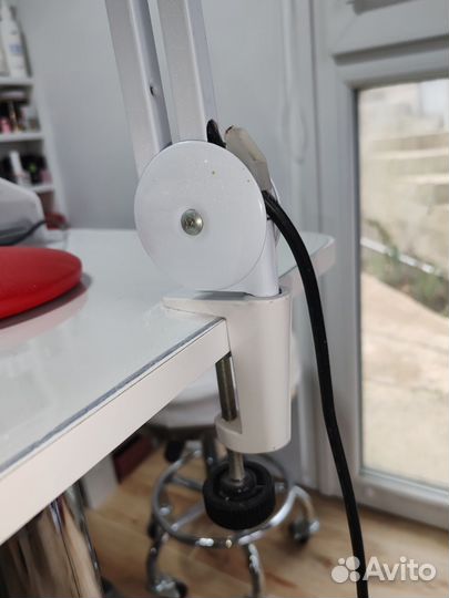 Лампа настольная с лупой