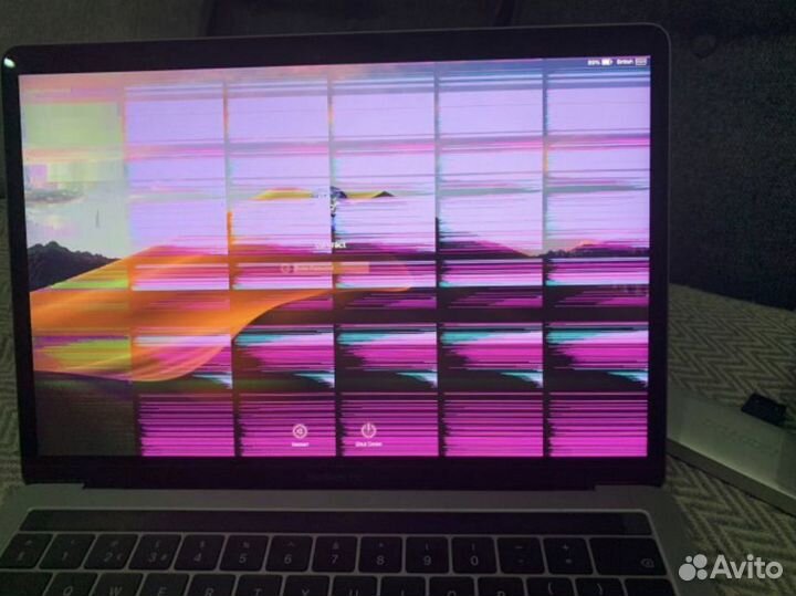 Шлейф дисплея на экране MacBook Pro 13 2016