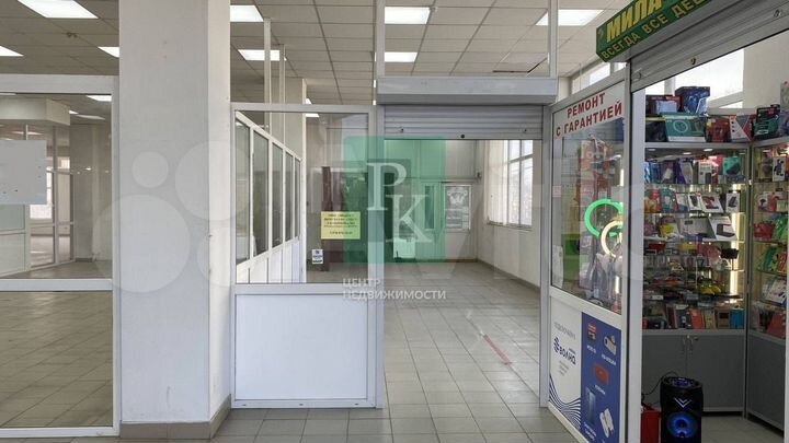 Торговое помещение на входе в ТЦ 