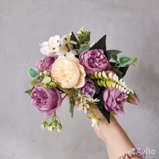 Искусственные цветы и лианы