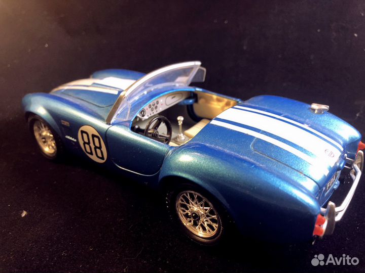 Модель автомобиля Chelby Cobra 427 1:24 Burago