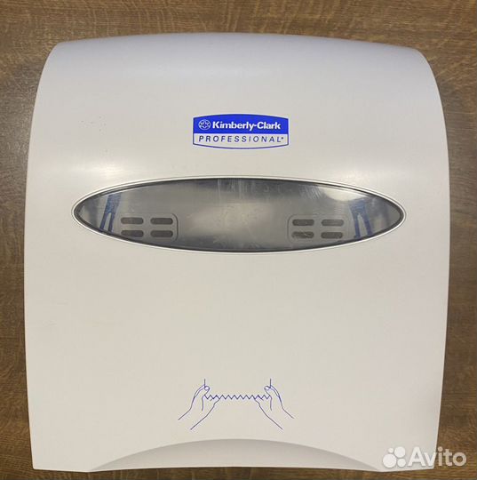 Диспенсер для рулонных полотенец