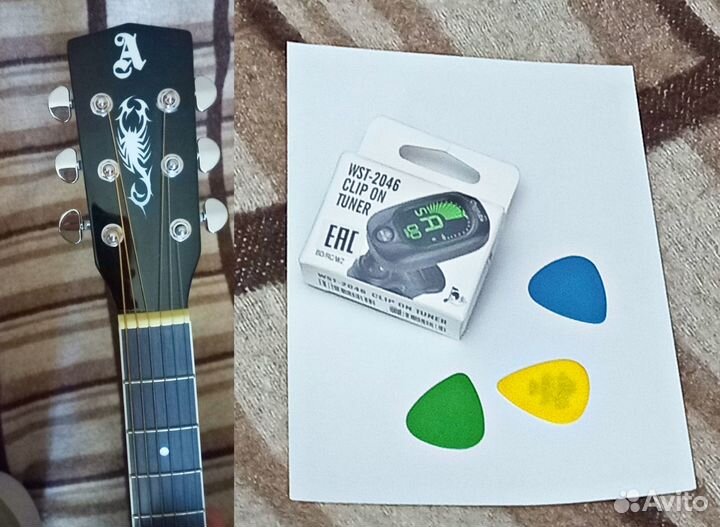 Акустическая гитара с полным комплектом