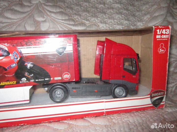 Конструктор, железный человек и модель грузовика