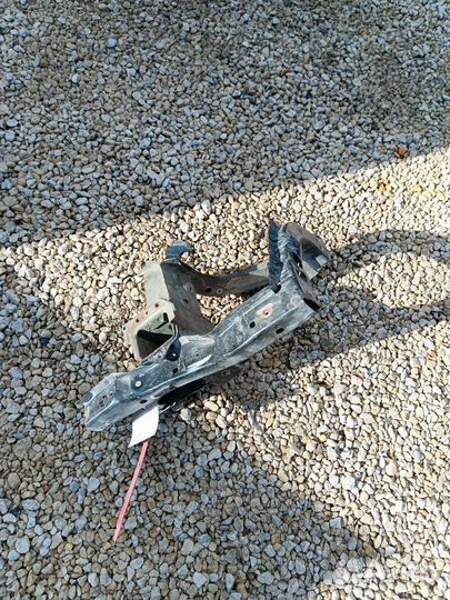 Кончик лонжерона телевизор на Honda Civic 4D