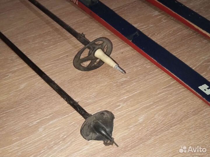 Лыжные палки и лыжи