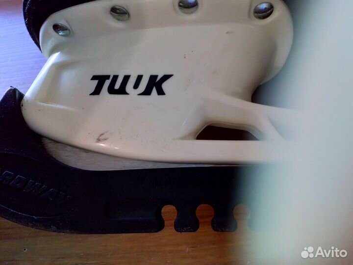 Профессиональные хоккейные коньки