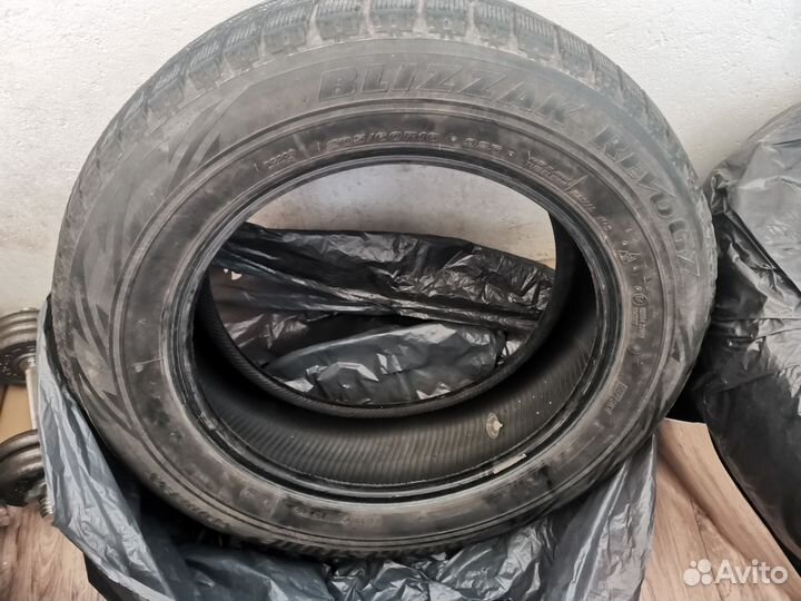 Bridgestone Blizzak Revo GZ 205/60 R16 92S