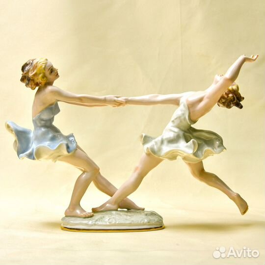 Фарфоровая статуэтка