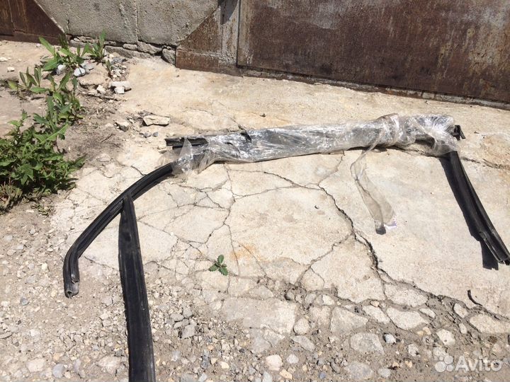 Продаю резинки двери вокруг стекла на пассат b6(ба