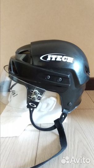 Хоккейный шлем