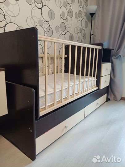 Продам кроватку растущую 2 в 1 с матрасом и тумбой
