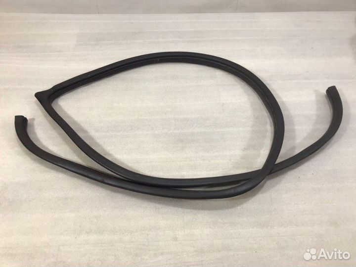 Уплотнитель двери передний правый Hyundai Elantra