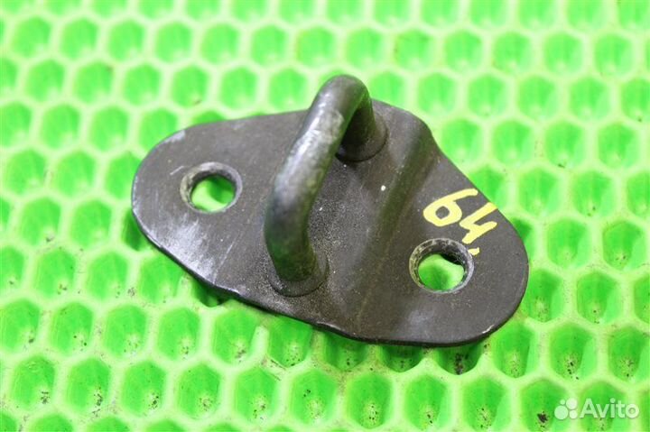 Петля замка багажника задняя Mazda Bongo SK82MN