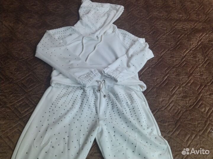 Костюмы женские