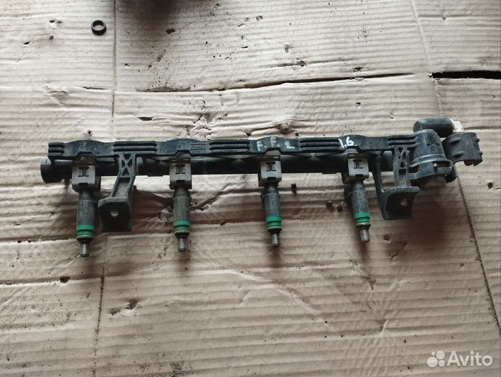 Топливная рампа с форсунками Ford Focus 2 1.6