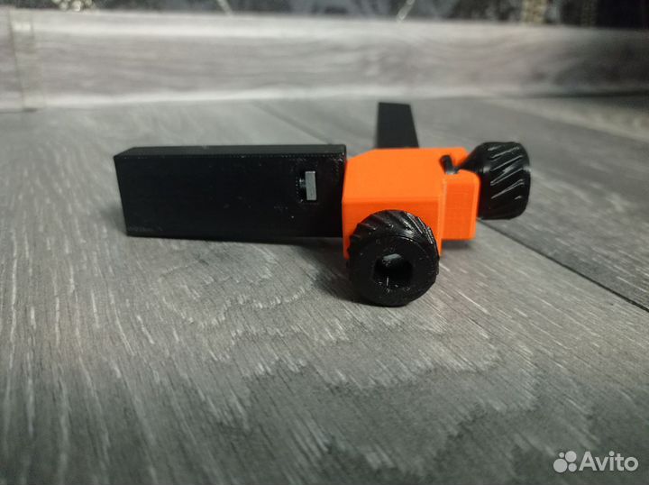 Фиксатор для регулировки зазора плитки