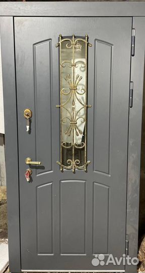 Входная металлическая дверь с ковкой