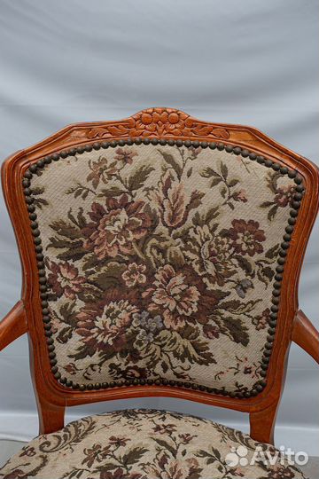 Открытое кресло с гобеленом