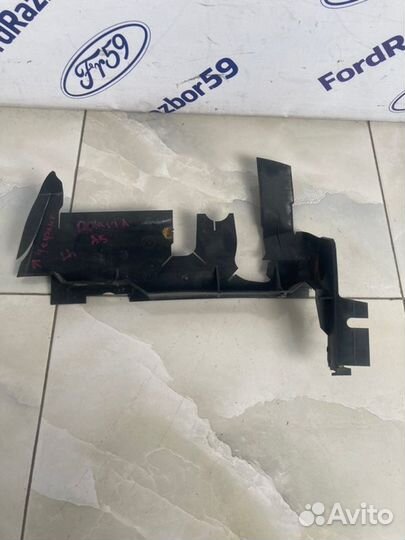 Дефлектор радиатора передний левый Skoda Octavia