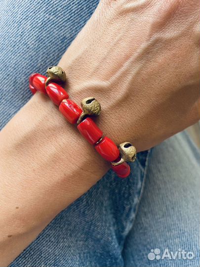 Браслет из красного коралла с бубенчиками