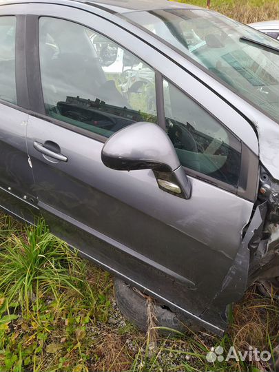 Правая передняя дверь пежо 308 темно-серая