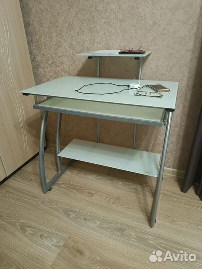Компьютерный стол стеклянный