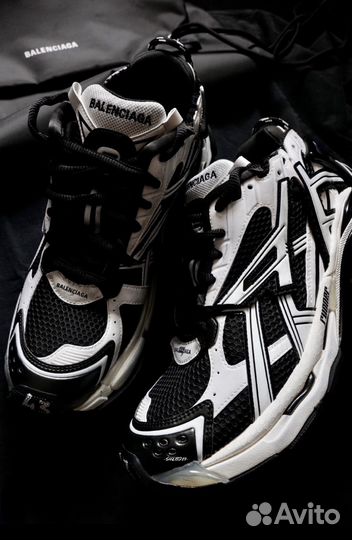 Кроссовки balenciaga runner black white на руках