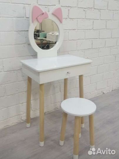 Детский туалетный столик с зеркалом для девочек