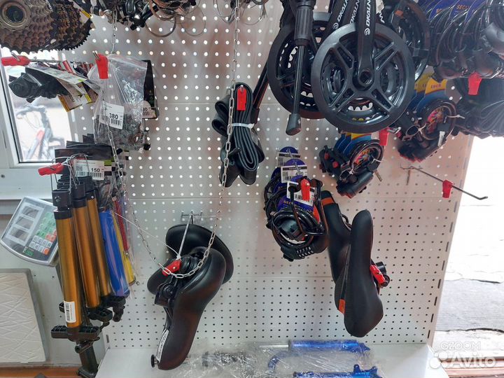 Запчасти и аксессуары для велосипедов в ассортимен